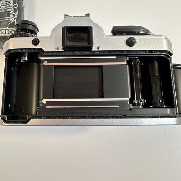 Yashica FX-D Quartz SLR Vintage Film Camera w/extra Lens included Untested - Picture 8 of 10